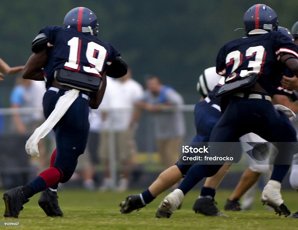 American-Football-Spieler läuft mit Fußball-Spiel - Lizenzfrei Amerikanischer Football Stock-Foto