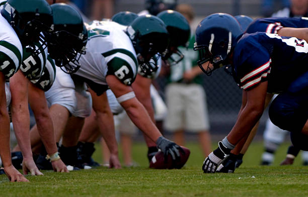 american-football-spieler in line of scrimmage während der fußball spiel - built structure image type descriptive position face to face stock-fotos und bilder