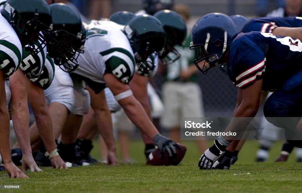 American Football 플레이어가 스크리미지 선 중 축구 경기 - 로열티 프리 미식 축구 스톡 사진