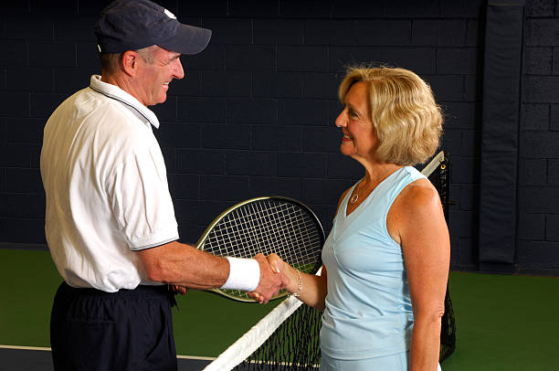 senior fitness tennis herzlichen glückwunsch! - tennis court love victory stock-fotos und bilder