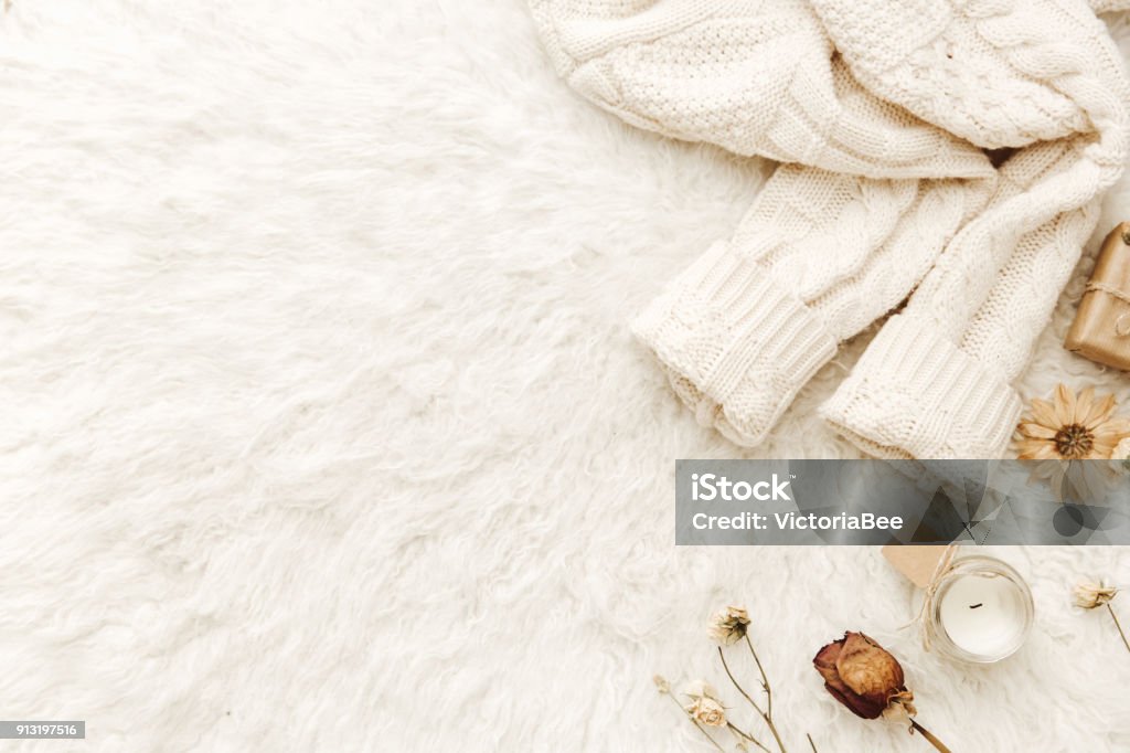 白色背景的保暖毛衣和幹花。舒適的葡萄酒。平躺, 頂部視圖 - 免版稅冬天圖庫照片