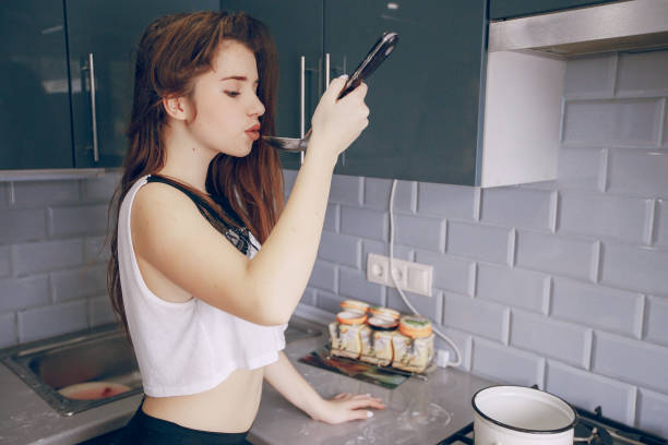 istock Girl in the kitchen 913199838