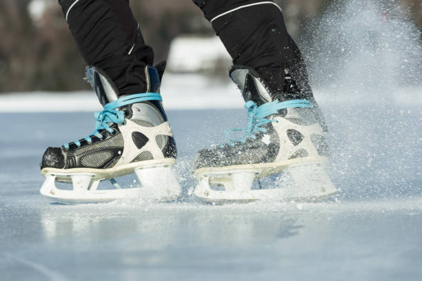 얼어붙은 호수에서 스케이팅을 깨고 - ice skates 뉴스 사진 이미지