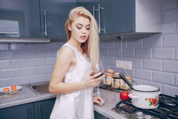 istock Girl in the kitchen 913199908