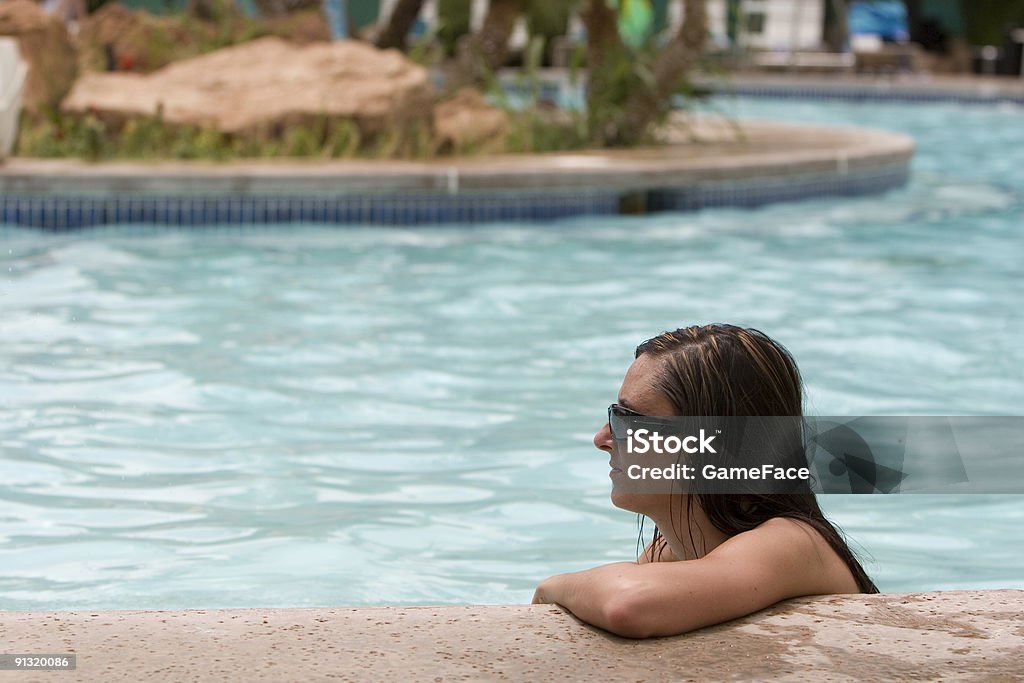 Détente au bord de la piscine - Photo de Adulte libre de droits