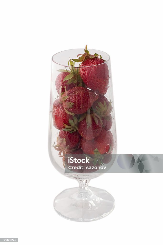 Vino vetro con fragole - Foto stock royalty-free di Affamato