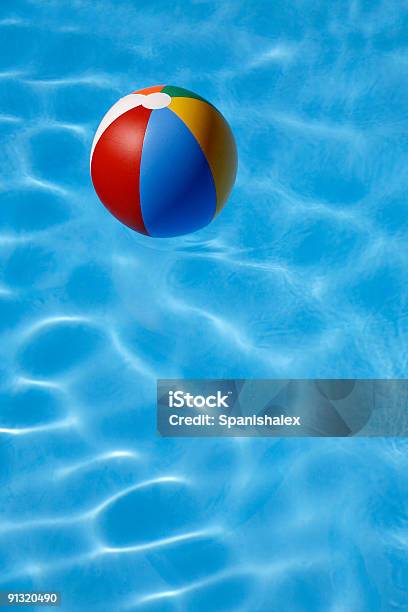 Wasserball Im Wasser Stockfoto und mehr Bilder von Schwimmbecken - Schwimmbecken, Strandball, Niemand