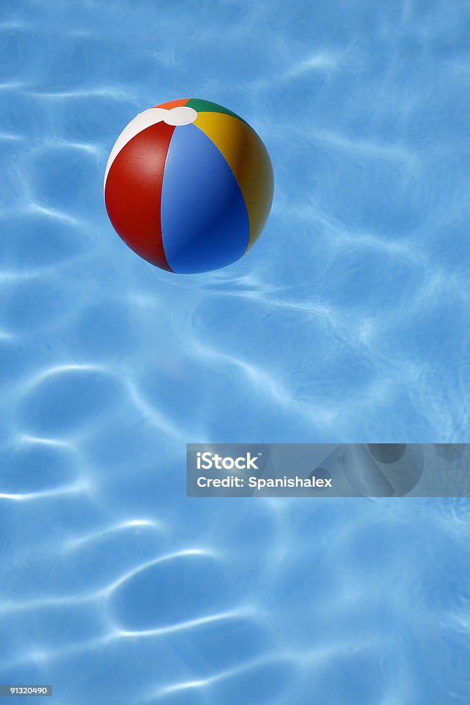 Beachball in acqua - Foto stock royalty-free di Piscina