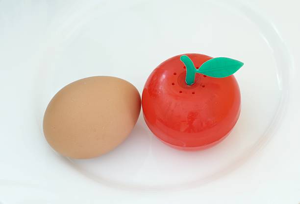 Egg y salero - foto de stock