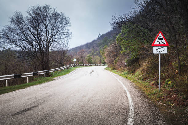 istock Slippery road, warning road sign 913207632