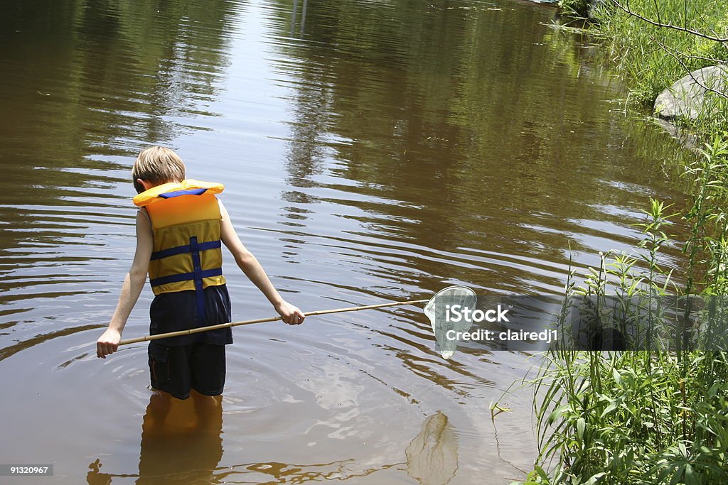 Boy with red de pesca - Foto de stock de Agua libre de derechos
