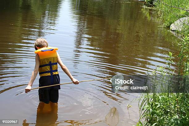 Photo libre de droit de Garçon Avec Un Filet De Pêche banque d'images et plus d'images libres de droit de Apprentissage - Apprentissage, Bouée de sauvetage, Curiosité