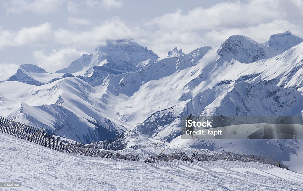 Salto con gli sci sulla neve parete - Foto stock royalty-free di A mezz'aria