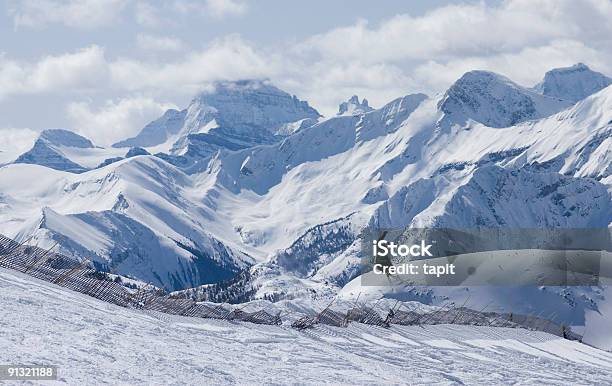 Salto Con Gli Sci Sulla Neve Parete - Fotografie stock e altre immagini di A mezz'aria - A mezz'aria, Albero, Ambientazione esterna