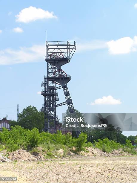 Mina De Carbónascensor Tower En El Fondo De Cielo Azul Foto de stock y más banco de imágenes de Abandonado