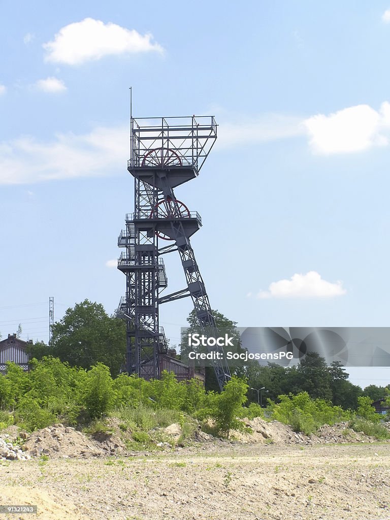 Miniera di carbone-ascensore tower su sfondo di cielo blu - Foto stock royalty-free di Abbandonato