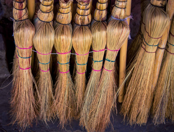손으로 만들어진 옥수수 빗자루 - broom corn 뉴스 사진 이미지