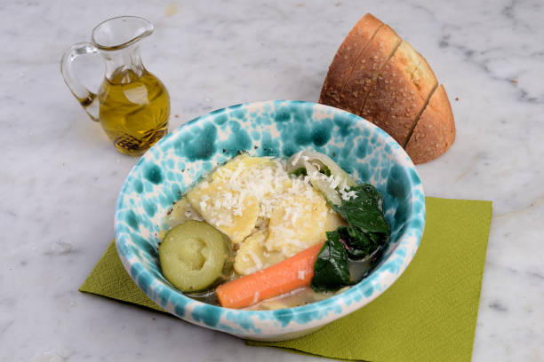 ciotola con pasta agnolotti in brodo - stuffing celery onion spoon foto e immagini stock