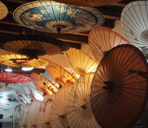 istock Umbrella shop with retro styles in Beijing China 913213694