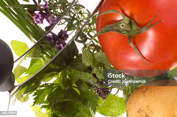 Schneiden Frischen Kräutern Und Gemüse Stockfoto und mehr Bilder von Basilikum - Basilikum, Bildhintergrund, Blatt - Pflanzenbestandteile