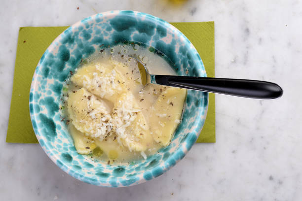 tazón de fuente con pasta agnolotti en caldo - stuffing celery onion spoon fotografías e imágenes de stock