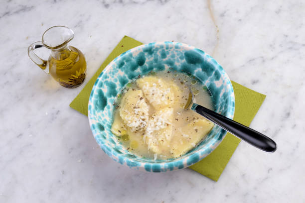 tazón de fuente con pasta agnolotti en caldo - stuffing celery onion spoon fotografías e imágenes de stock