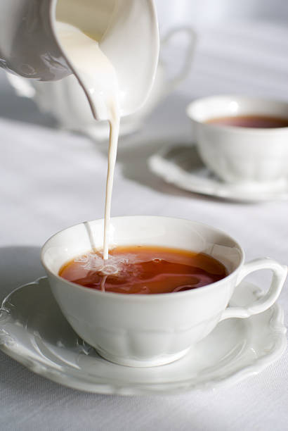 verser le lait - five oclock tea photos et images de collection