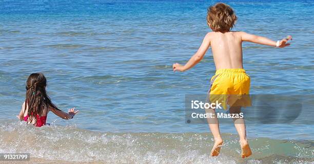 幸せな子供の海 - カラー画像のストックフォトや画像を多数ご用意 - カラー画像, スポーツ, バケーション