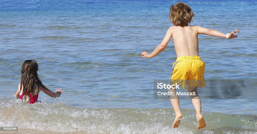 Crianças felizes no mar - Foto de stock de Alegria royalty-free