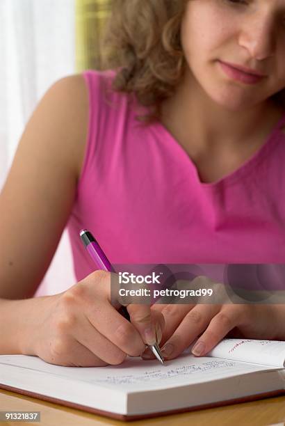 A Escrever - Fotografias de stock e mais imagens de Assinar - Assinar, Escritor, Livro