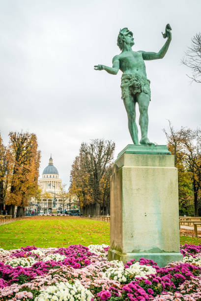 istock Pantheon and statue in Jardin du Luxembourg 913226446
