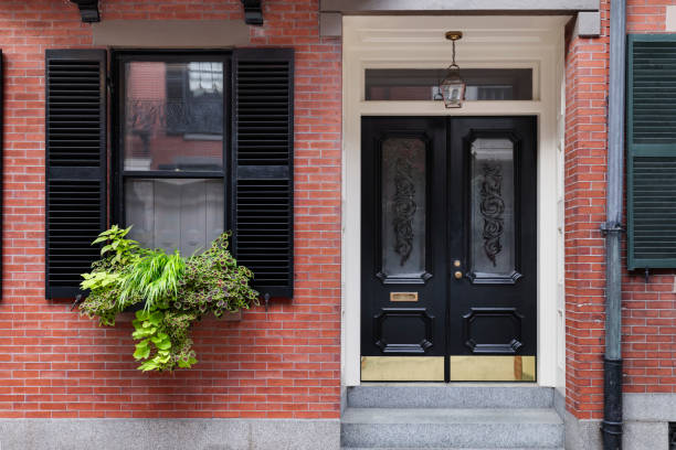 istock Front black door, front view of a house 913230284