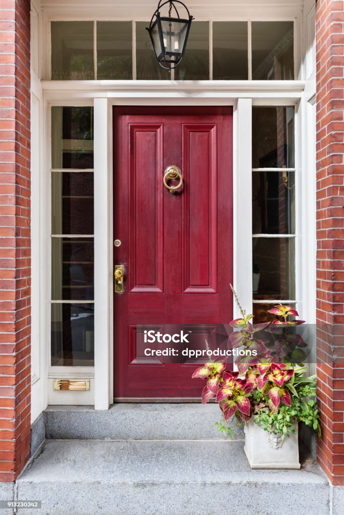 Vordere rötlich-braunen Tür mit einem einladenden äußeren - Lizenzfrei Haustür Stock-Foto
