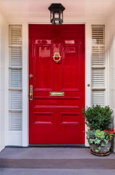 puerta de entrada que es de color roja - front door doorknob door wood fotografías e imágenes de stock