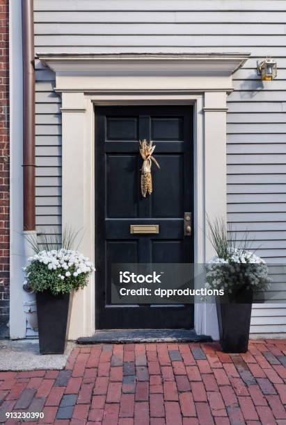 Vordere Schwarze Tür Stockfoto und mehr Bilder von Haustür - Haustür, Rot, Schwarz - Farbe