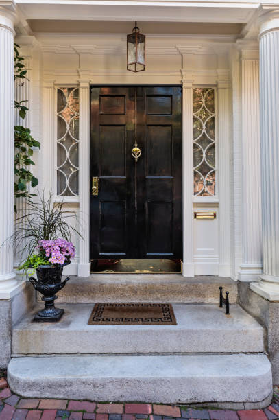 istock Front black door, front view of a house 913230666