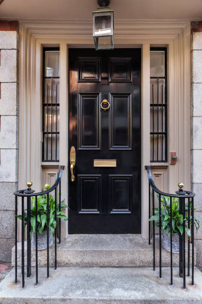 istock Front black door, front view of a house 913230854