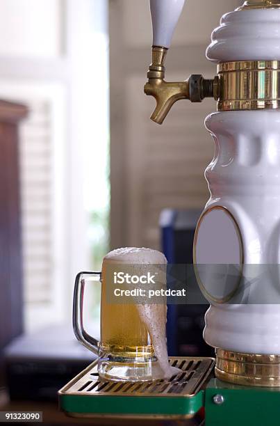 Cerveza Fría Foto de stock y más banco de imágenes de Bar - Bar, Bebida alcohólica, Celebración - Ocasión especial