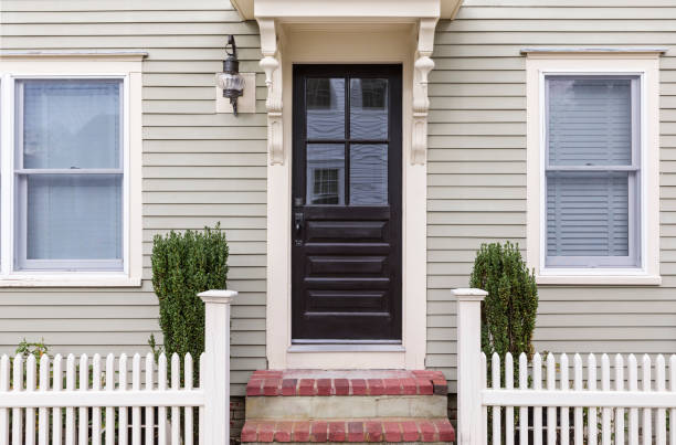 istock Front black door, front view of a house 913230922