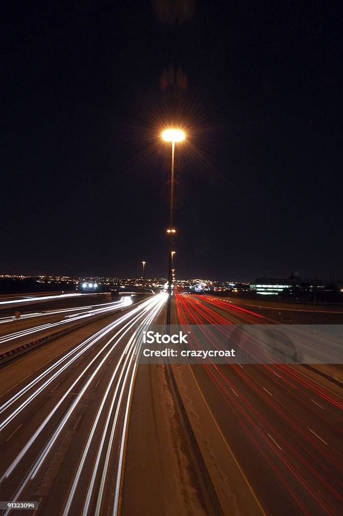 Flou feu de signalisation sur l'autoroute highway 401, à Toronto - Photo de Grands axes de circulation libre de droits