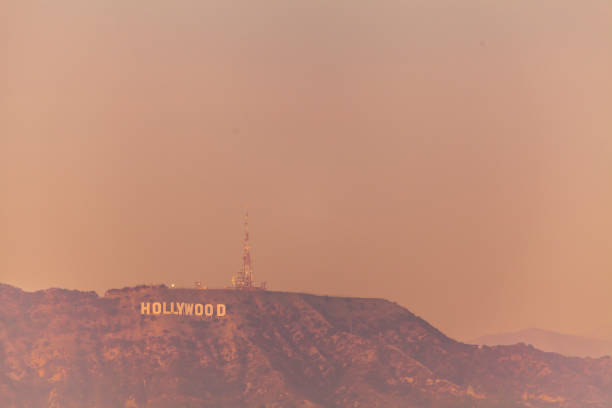 montagnes de hollywood sign - hollywood california skyline city of los angeles panoramic photos et images de collection