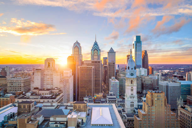 skyline del centro di filadelfia al tramonto - building exterior mid atlantic usa usa night foto e immagini stock