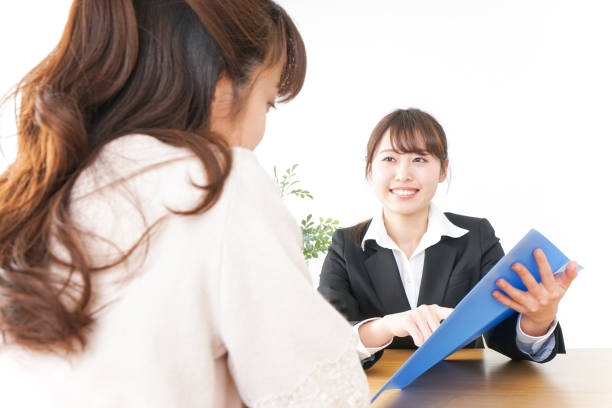 istock saleswoman and customer 913245290