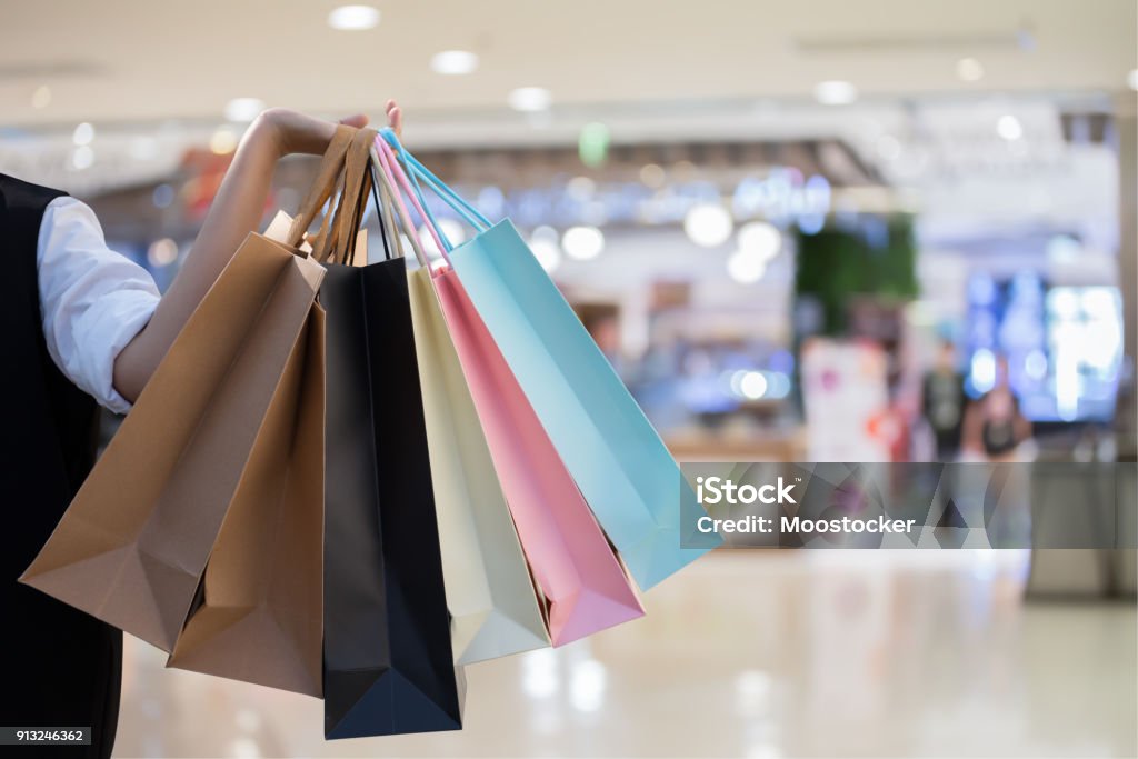 Glückliche Frau befinden sich Einkaufsmöglichkeiten mit Einkaufstüten auf Straße und genießen Sie in lifestye - Lizenzfrei Ausverkauf Stock-Foto