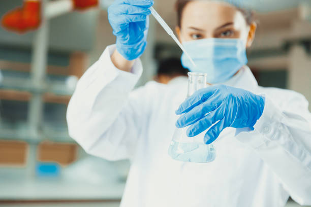 istock Young female scientist working in laboratory. 913255654