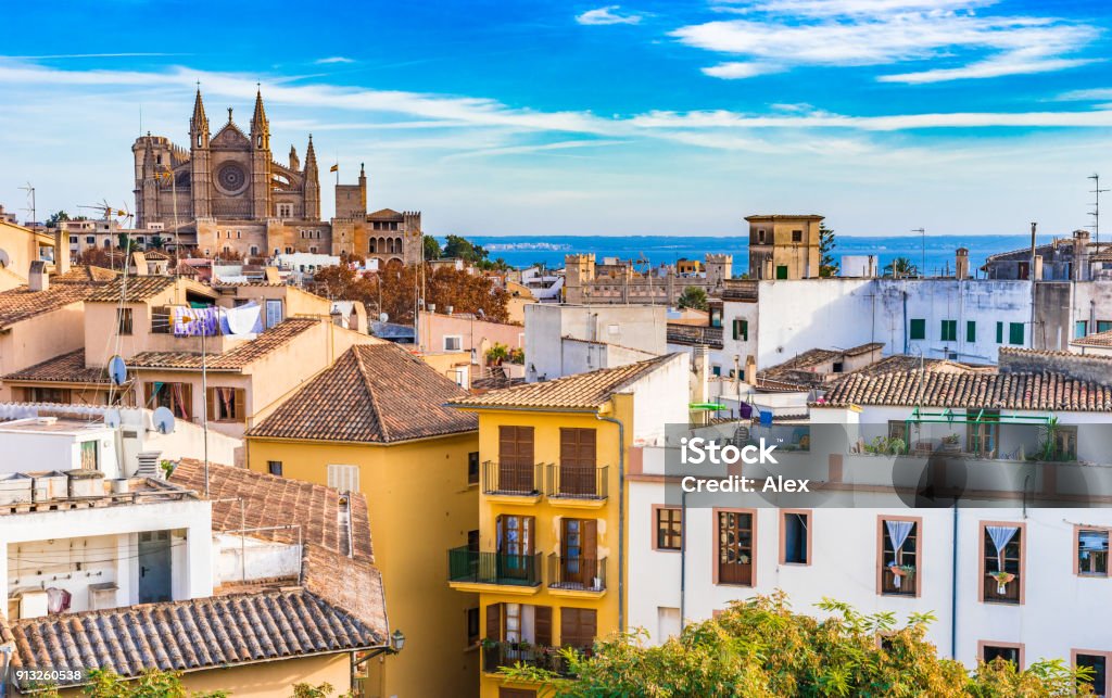 Palma di Maiorca, centro storico della città con vista sulla Cattedrale - Foto stock royalty-free di Palma di Maiorca