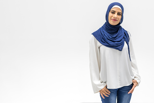 Moderna, elegante y feliz mujer musulmana con un velo photo