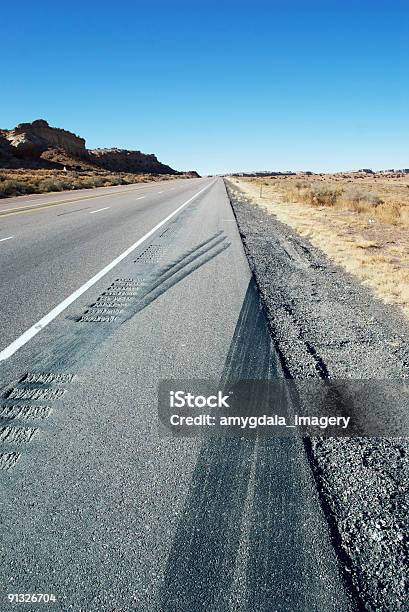 砂漠 Freeway スキッドマークのショルダー - スリップ痕のストックフォトや画像を多数ご用意 - スリップ痕, 道路, ひびが入った