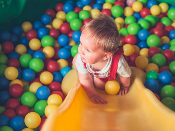 istock Little baby playing in ball pool 913268718