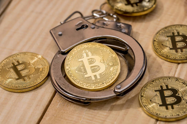 bitcoin para esposas y oro. concepto de delito - golden handcuffs fotografías e imágenes de stock